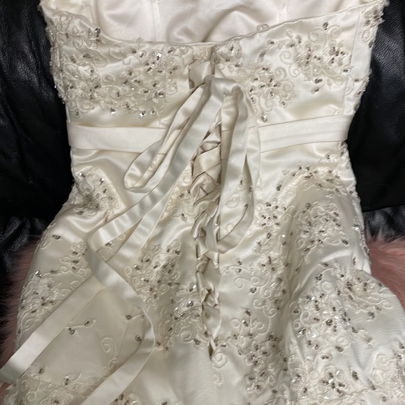 Wedding dress - Picture 10 of 11